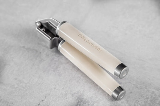 Dụng cụ ép tỏi KitchenAid Core Line (Màu Kem Hạnh Nhân)