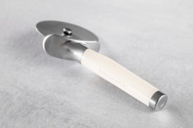 Dao cắt Pizza KitchenAid Core Line (Màu Kem Hạnh Nhân)
