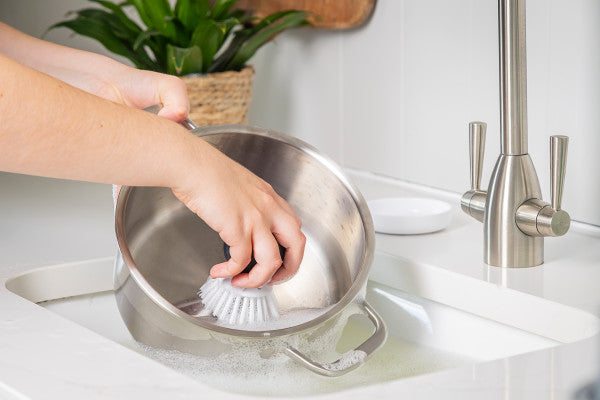 Cọ rửa lòng bàn tay kèm khay đựng KitchenAid (Màu Đen Onyx)