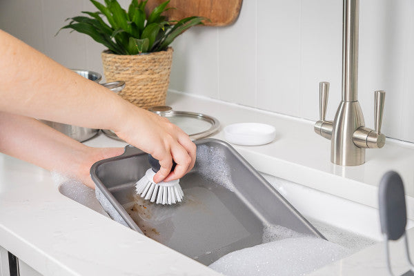 Cọ rửa lòng bàn tay kèm khay đựng KitchenAid (Màu Đen Onyx)