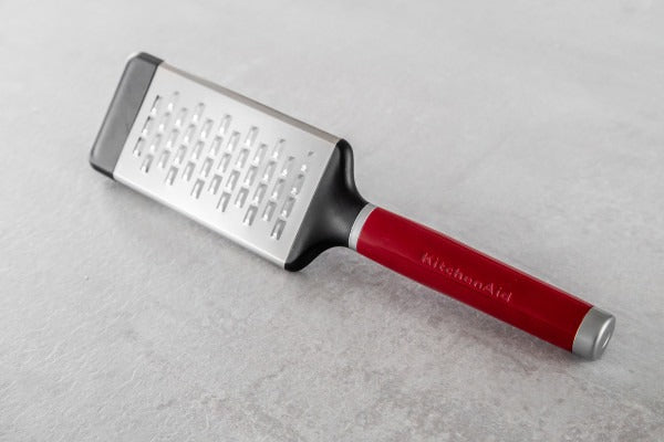 Dụng cụ bào sợi vừa (Lưỡi Etched) KitchenAid Core Line (Màu đỏ Empire )