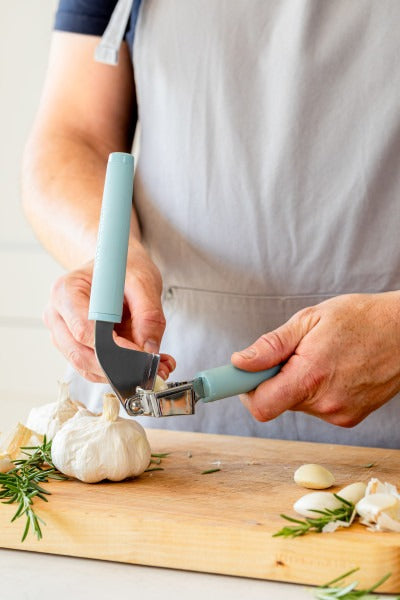 Dụng cụ ép tỏi KitchenAid Core Line (Màu Xanh Bạc Hà)