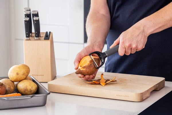 Dụng cụ ép tỏi KitchenAid Core Line (Màu Xám Than)