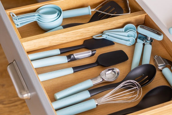 Phới dẹt lòng muỗng KitchenAid Core Line (Màu Xanh Bạc Hà)