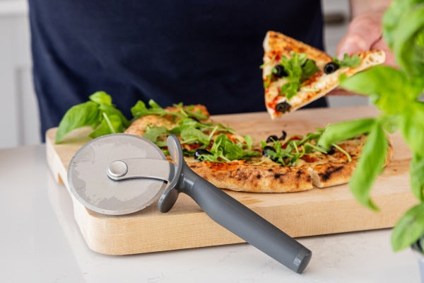 Dao cắt Pizza KitchenAid Core Line (Màu Xám Than)