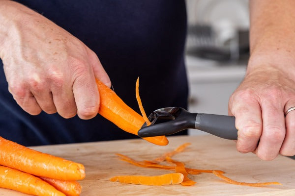 Dụng cụ ép tỏi KitchenAid Core Line (Màu Xám Than)