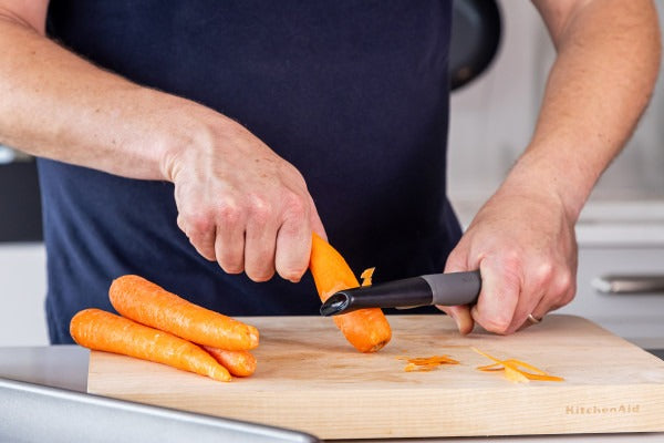 Dụng cụ gọt vỏ chữ Y KitchenAid Core Line (Màu Xám Than)