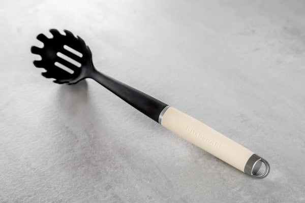 Dụng cụ vớt mì Ý KitchenAid Core Line (Màu Kem Hạnh Nhân)