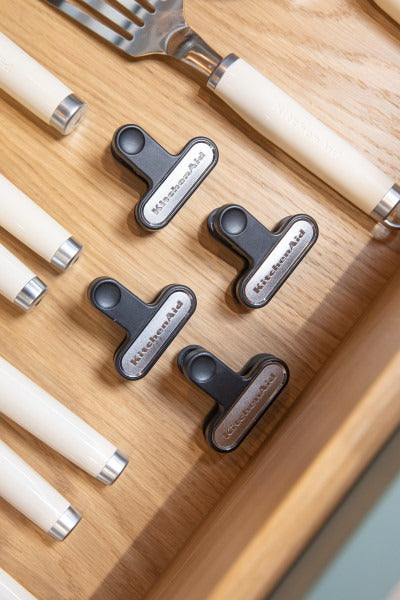 Sạn lật dẻo có rãnh KitchenAid Core Line (Màu Kem Hạnh Nhân)