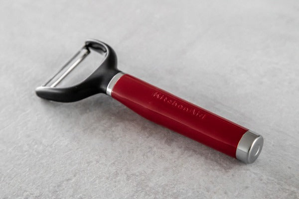 Dụng cụ gọt vỏ chữ Y KitchenAid Core Line (Màu Đỏ Empire)