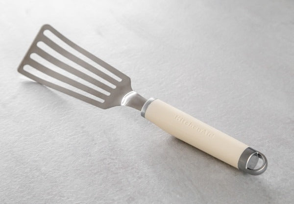 Sạn lật dẻo có rãnh KitchenAid Core Line (Màu Kem Hạnh Nhân)