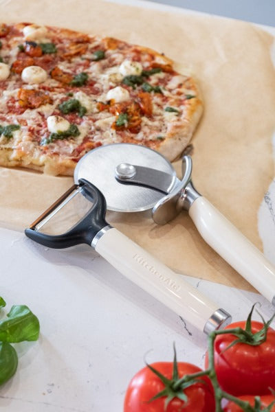 Dụng cụ gọt vỏ chữ Y KitchenAid Core Line (Màu Kem Hạnh Nhân)